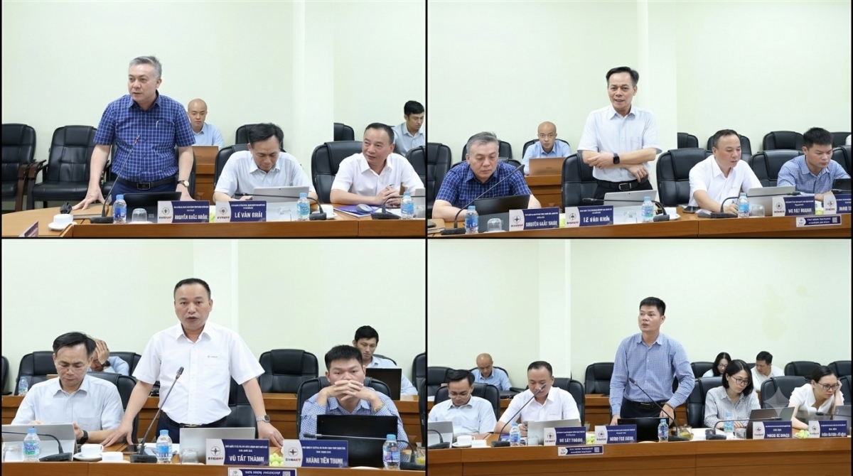Ông Nguyễn Khắc Nhân - Giám đốc NPMB (áo kẻ xanh) cùng các lãnh đạo NPMB báo cáo khó khăn vướng mắc và đề xuất các giải pháp để đáp ứng tiến độ các dự án.