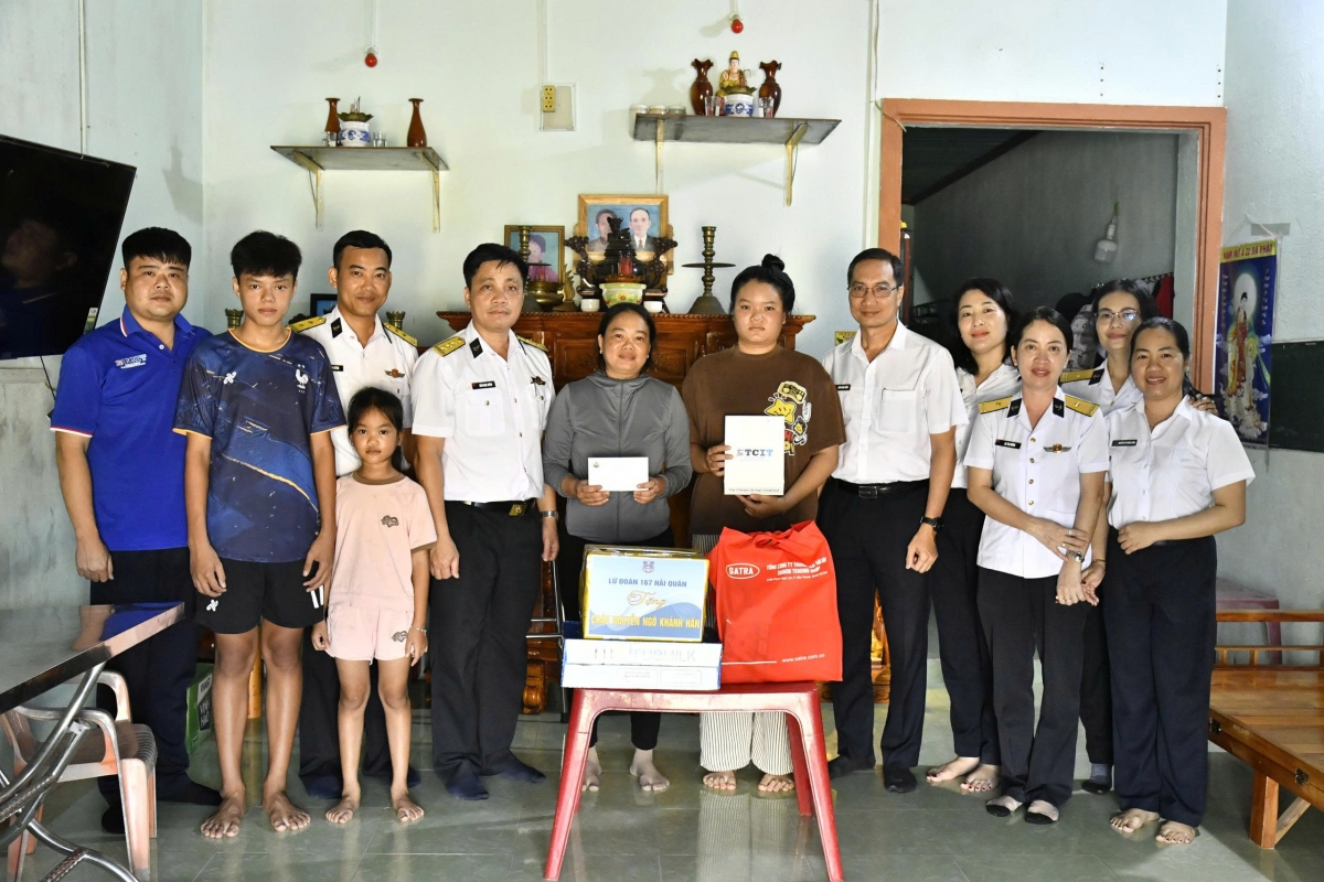 Đoàn công tác tặng quà tại gia đình cháu Nguyễn Ngô Khánh Hân, học sinh lớp 12, Trường THPT Bưng Riềng