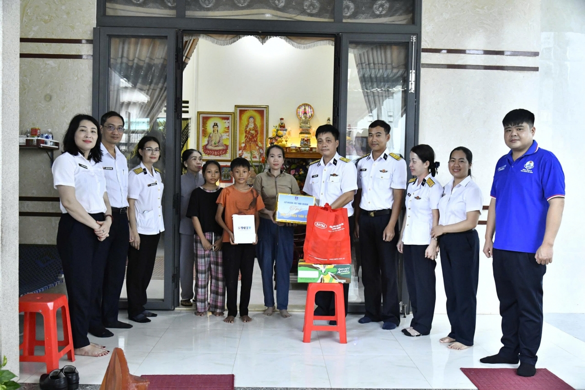Đoàn công tác tặng quà tại gia đình cháu Lê Triều Tuấn Việt, học sinh lớp 8, Trường THCS Bình Châu 2, xã Bình Châu