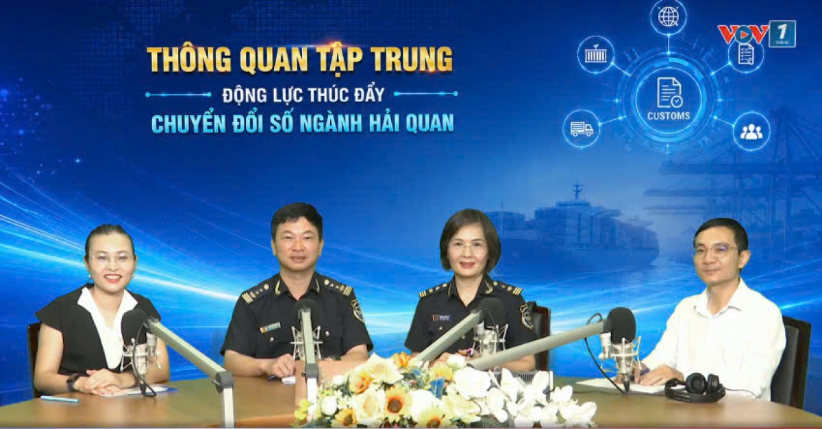 Ảnh (từ trái qua phải): Bà Phạm Thị Thuý, Công ty Cổ phần Sản xuất và Kinh doanh Vinfast; Ông Đào Duy Tám, Trưởng ban Giám sát quản lý về Hải quan, Cục Hải quan, Bộ Tài chính; Bà Trương Bình An, Phó Chi cục trưởng Chi cục Hải quan khu vực III;  Người dẫn chương trình: BTV Thành Trung