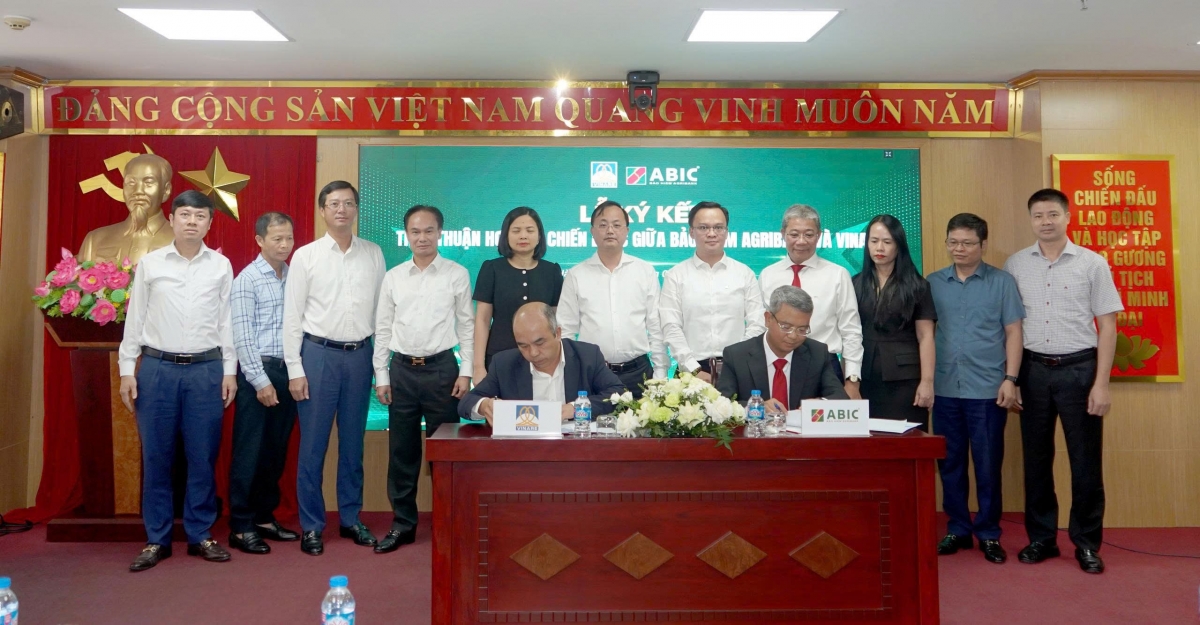 Tổng Giám đốc Bảo hiểm Agribank ông Nguyễn Hồng Thái và Tổng Giám đốc VINARE ông Mai Xuân Dũng ký hợp tác chiến lược. Ảnh: ABIC