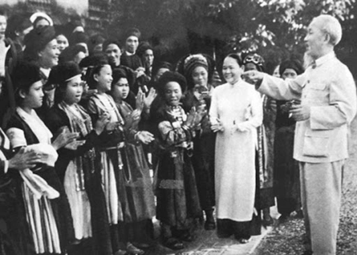 Ảnh tư liệu: Bác Hồ tiếp đoàn đại biểu các dân tộc Hà Giang (15.11.1965)