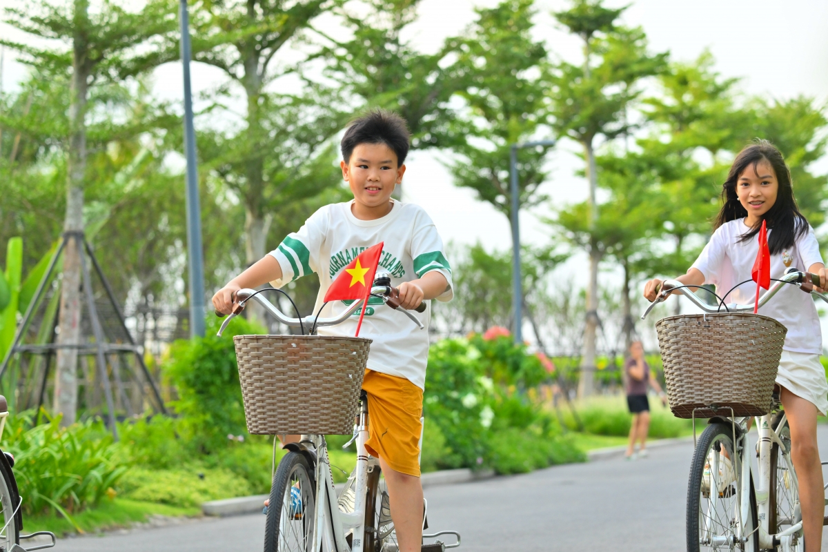 Những đứa trẻ vui vẻ, hoạt bát khi được sống gần với thiên nhiên