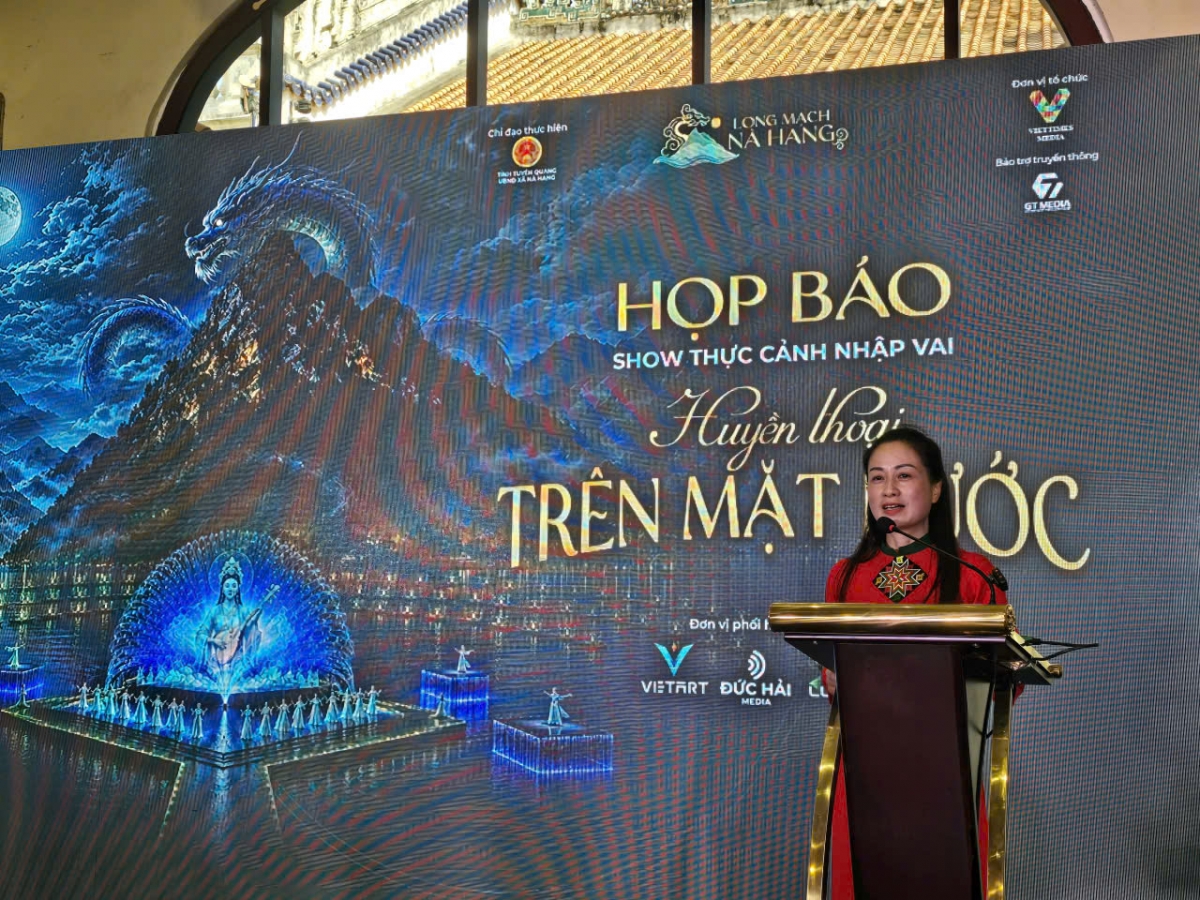 Bà Bùi Thị Xuyên, Chủ tịch UBND xã Nà Hang, tỉnh Tuyên Quang phát biểu tại Họp báo.