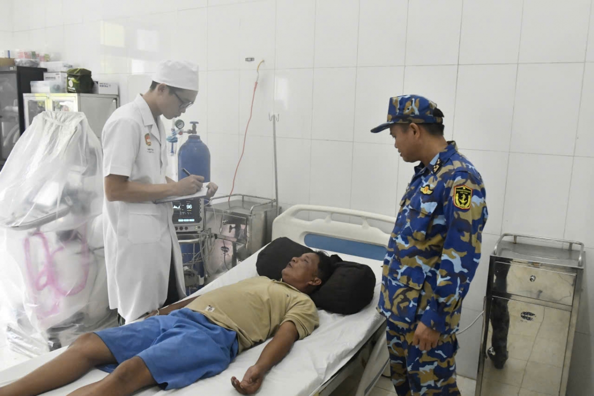 Bác sĩ thăm khám ban đầu cho ngư dân