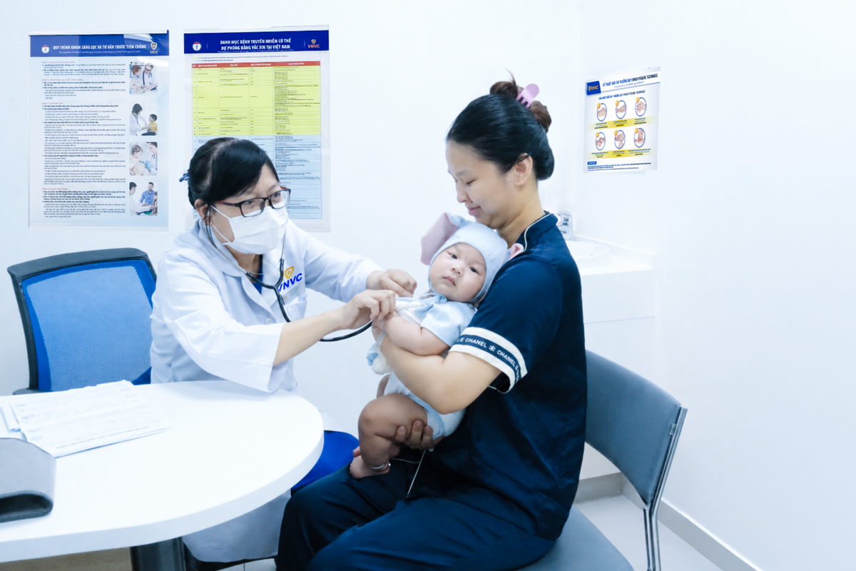 Các phụ huynh đưa trẻ đến tiêm phòng bệnh truyền nhiễm tạiTrung tâm tiêm chủng VNVC 