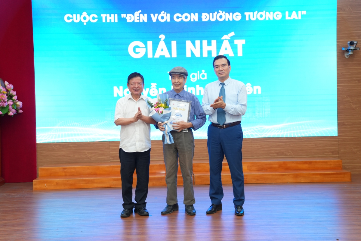 Ban tổ chức trao 1 Giải Nhất cho Anh hùng lao động Minh Chuyên.