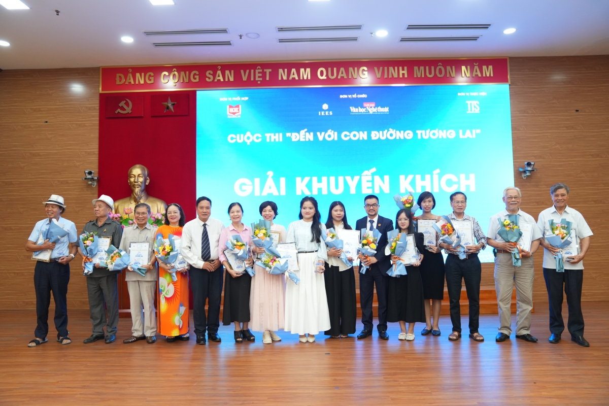 Ban tổ chức trao Giải Khuyến khích cho tác giả và đại diện nhóm tác giả.