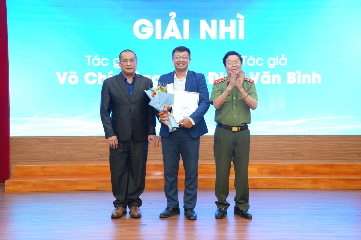 Ban tổ chức trao Giải Nhì cho các tác giả đoạt giải.