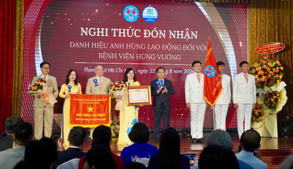 Bệnh viện Hùng Vương đóng nhận danh hiệu Anh hùng Lao động.