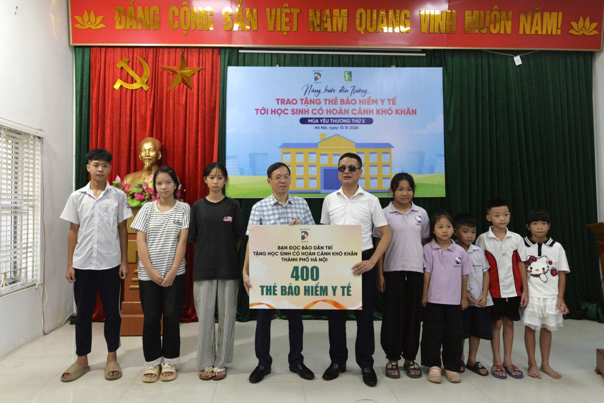 Đại diện ban tổ chức trao tặng những món quà ý nghĩa đến các em nhỏ