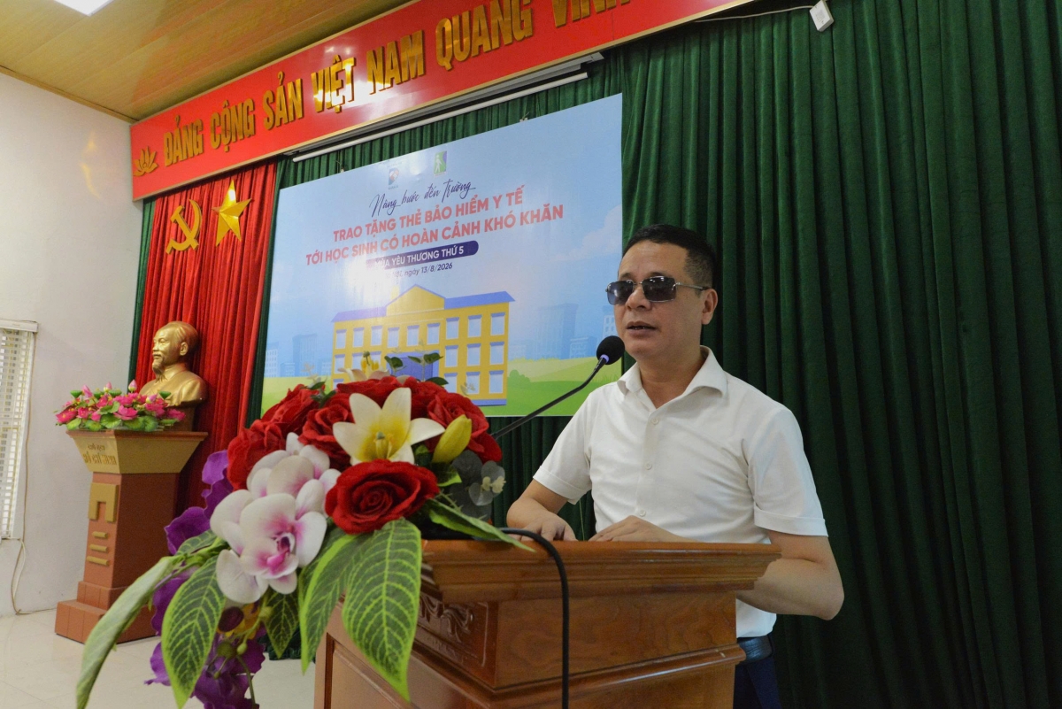 Phó Chủ tịch phụ trách Hội Người mù thành phố Hà Nội Hoàng Mạnh Cường phát biểu cảm ơn tình cảm của những nhà hảo tâm