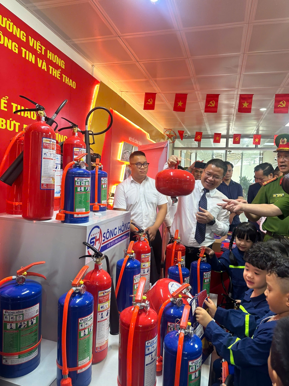 Bình chữa cháy và vòi phun mang thương hiệu Sông Hồng của Thái Dương.