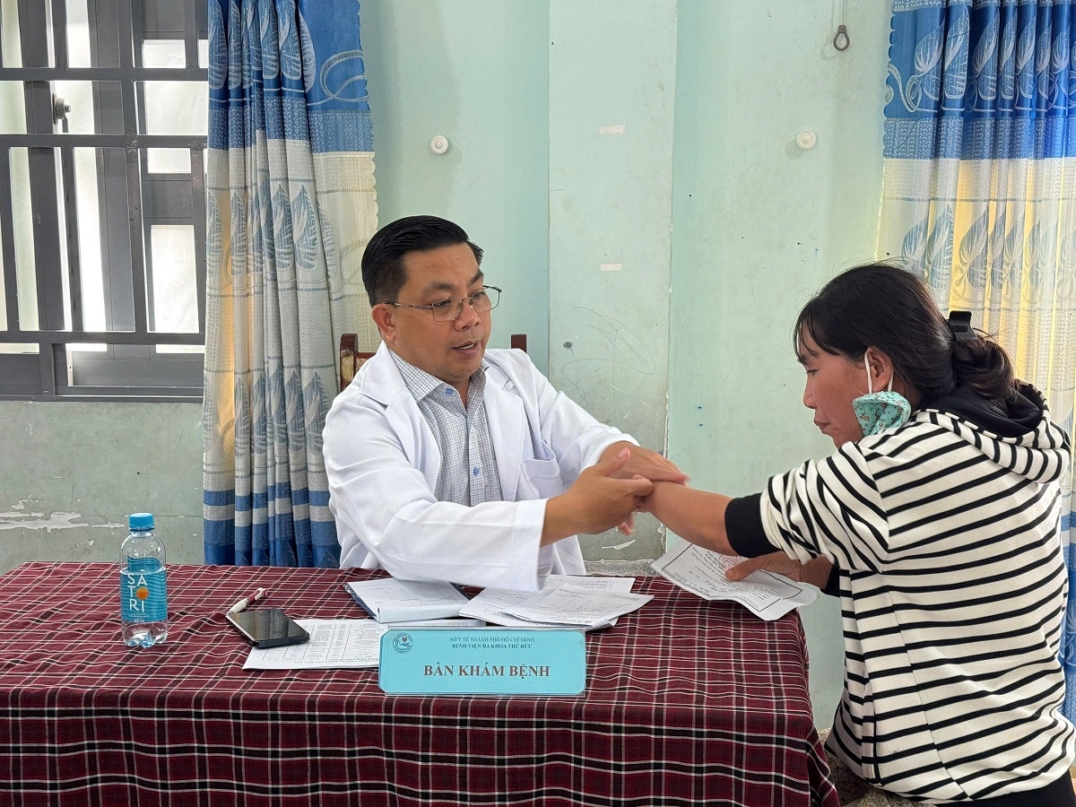 Các bác sĩ đang khám bệnh và tư vấn sức khoẻ cho bà con.