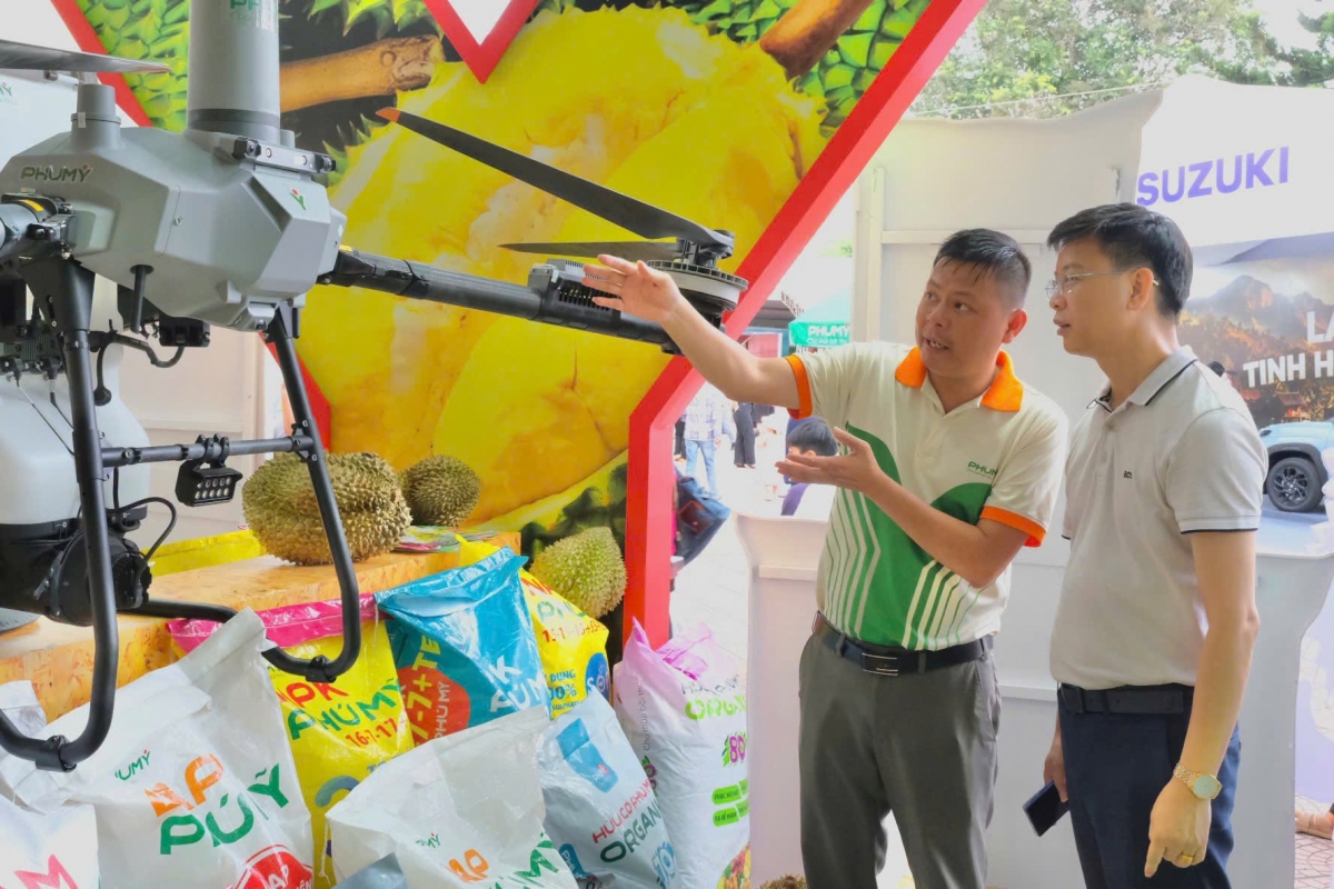 Các cán bộ Phú Mỹ tư vấn nhiệt tình khách đến thăm quan