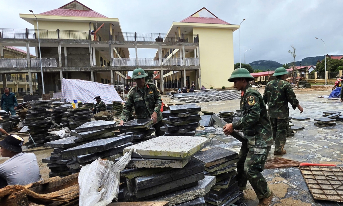 Các chiến sĩ Đại đội Bộ binh 189, Trung đoàn Bộ binh 990, Bộ Chỉ huy Quân sự.