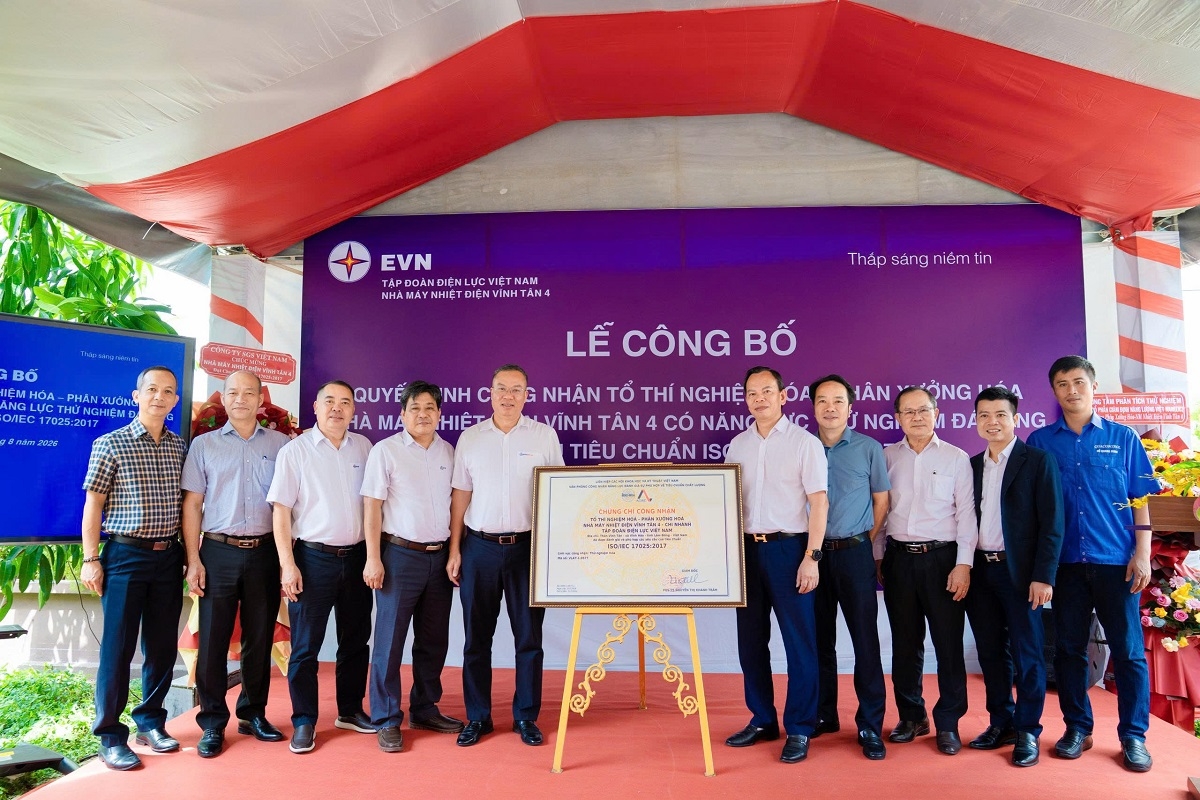Các đại biểu chụp hình lưu niệm tại lễ công bố