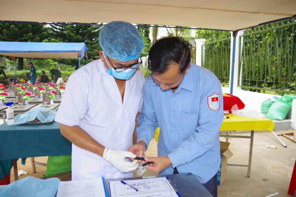 Các lực lượng xác minh thông tin trên cây bút. Ảnh: Huy Bắc