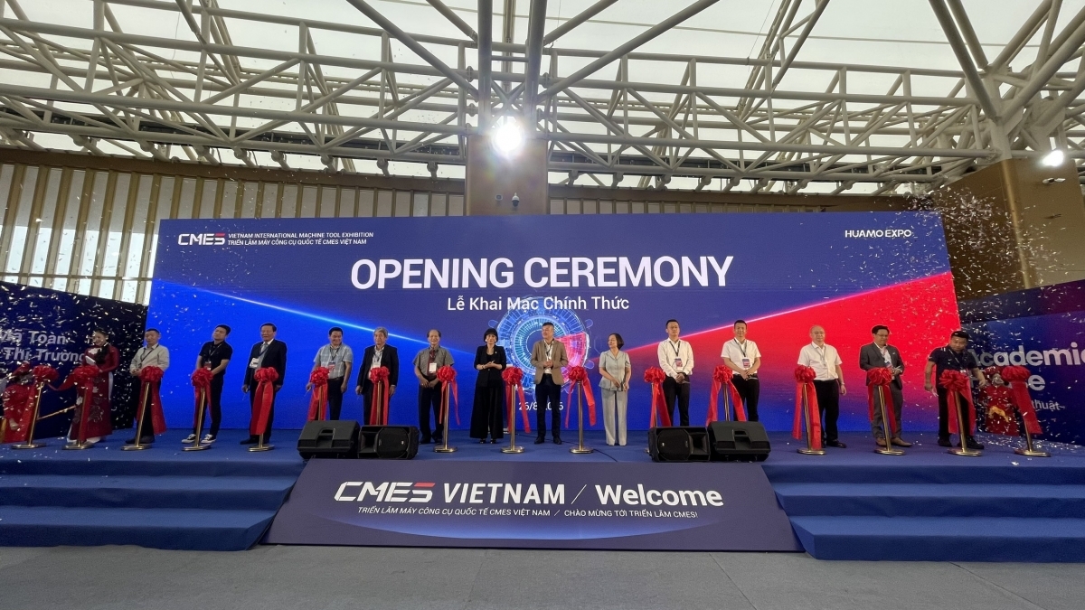 Các đại biểu thực hiện nghi thức cắt băng khai mạc