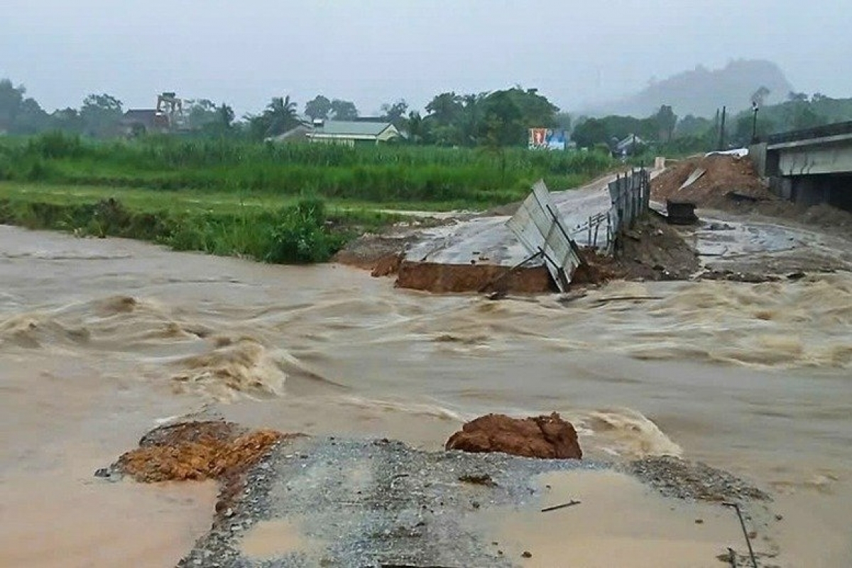 Đường tránh thi công cầu Khe Trằng, xã Thành Bình Thọ, tỉnh Nghệ An bị sạt lở do mưa lũ