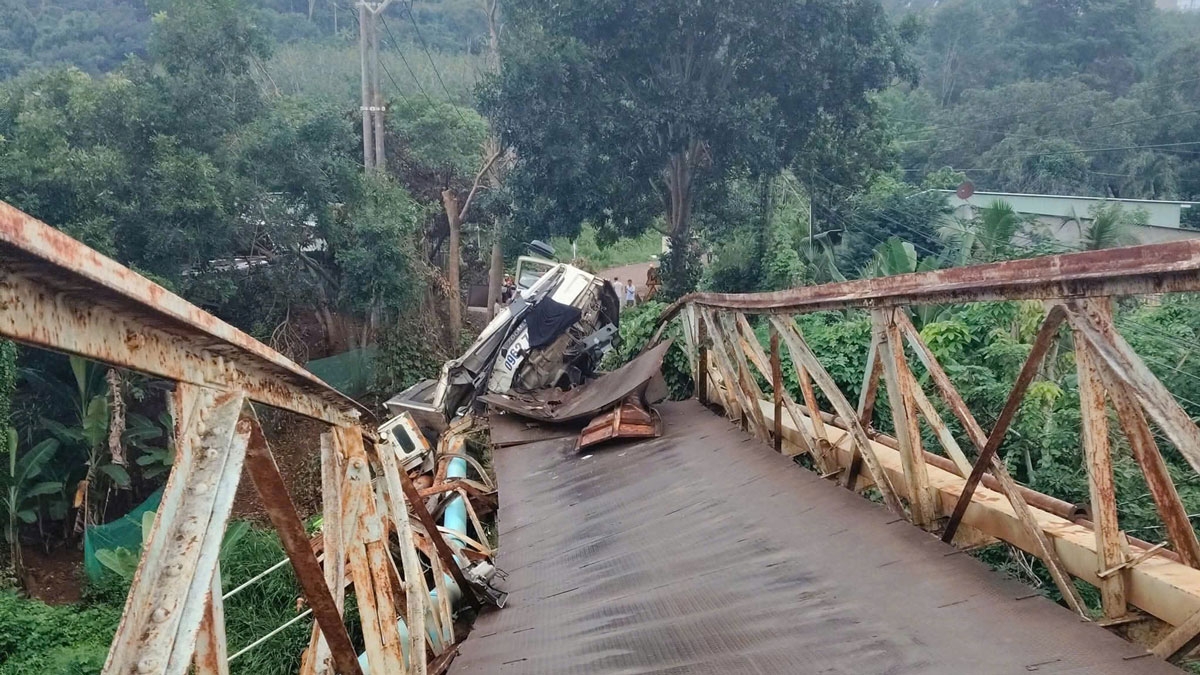 Cầu bị sập.
