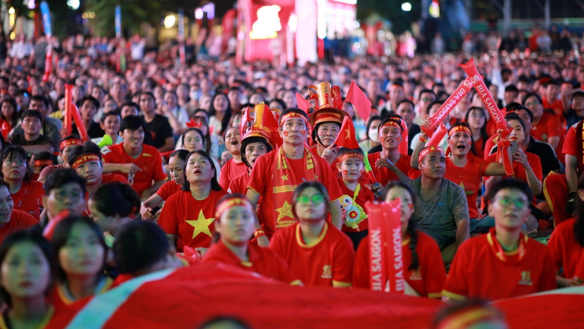 Cổ động viên tại Phố đi bộ Nguyễn Huệ.