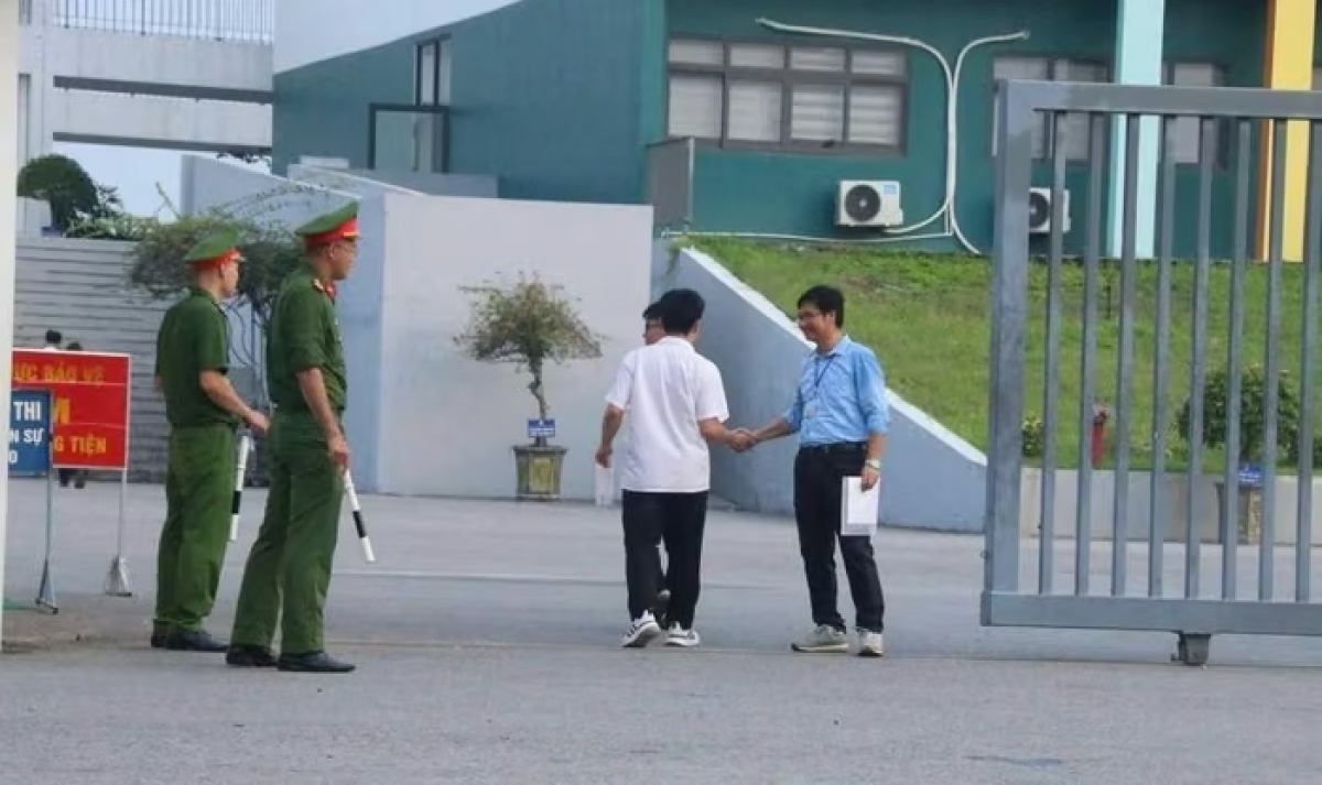 Thí sinh tại Điểm thi Trường THPT chuyên Tuyên Quang hoàn thành kỳ thi lại tốt nghiệp THPT năm 2026.