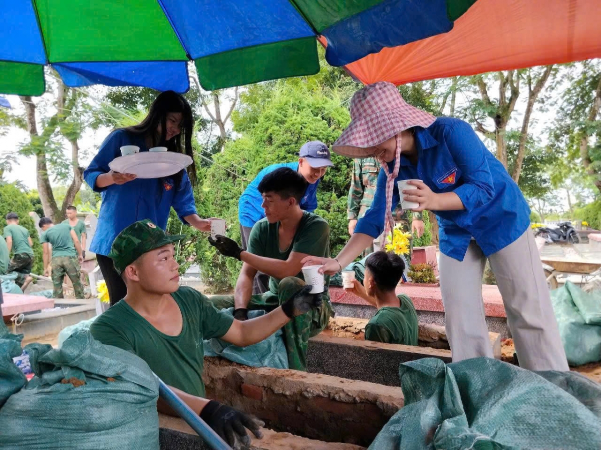Chi đoàn Trường THPT xã Thanh Nưa, tỉnh Điện Biên hỗ trợ các lực lượng đang làm nhiệm vụ khai quật, lấy mẫu hài cốt liệt sĩ tại Nghĩa trang liệt sĩ Độc Lập trong ngày nắng nóng.