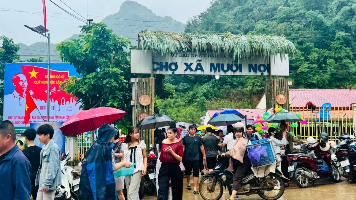 Chợ phiên xã Muổi Nọi, tỉnh Sơn La hôm nay đông vui hơn những phiên chợ được tổ chức vào thứ Tư và Chủ nhật hàng tuần.