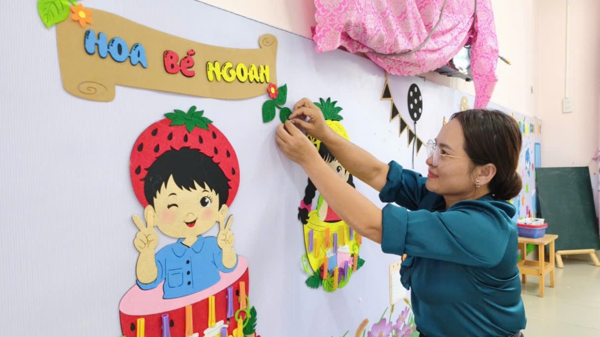 Cô giáo Phạm Thị Ngọc Bích, Hiệu trưởng Trường Mầm non Đạ Tông, xã Đam Rông 4, tỉnh Lâm Đồng sẵn sàng nhận nhiệm vụ mới khi thực hiện sáp nhập trường.