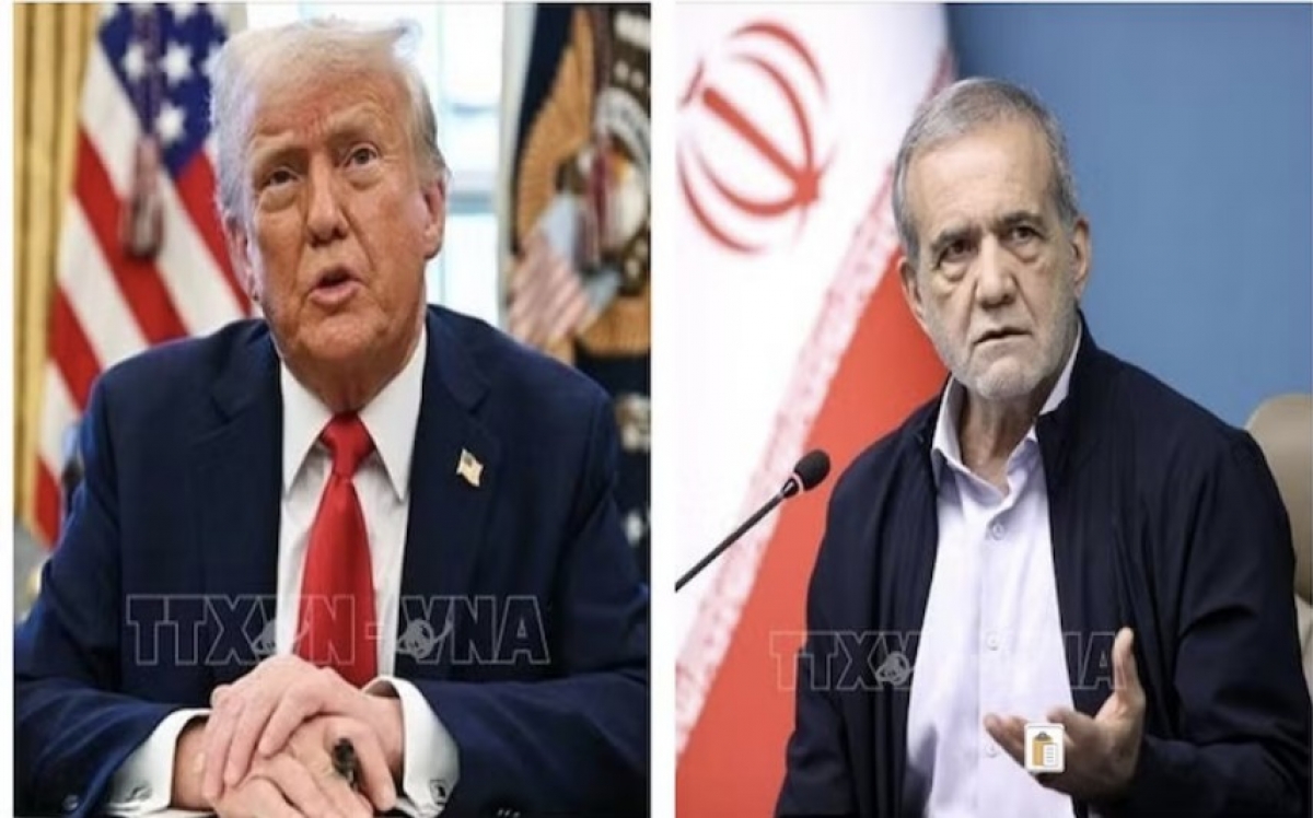 Tổng thống Mỹ Donald Trump (bên trái) và Tổng thống Iran Masoud Pezeshkian. Ảnh: IRNA/TTXVN