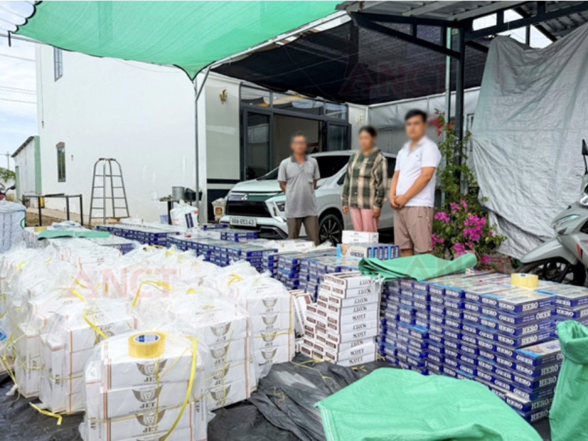 Số thuốc lá nhập lậu đang được 3 đối tượng giao dịch. Ảnh: ANCT.