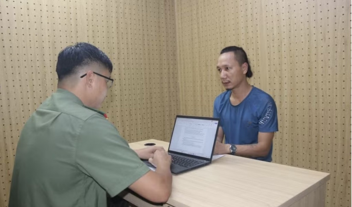 Đối tượng Thân Văn Tấn tại cơ quan công an. (Ảnh: TTXVN )