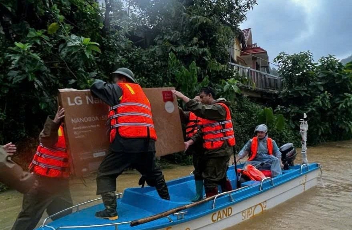 Tai các vùng bị ngập lụt, nước sông, suối dâng cao, ác lực lượng sử dụng xuồng tiếp cận những khu vực bị cô lập, đưa người dân ra ngoài và chuyển nhu yếu phẩm vào cho người dân