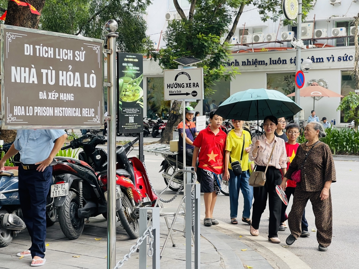 Gia đình chị Yến với 3 thế hệ cùng đến tham quan Di tích Nhà tù Hỏa Lò