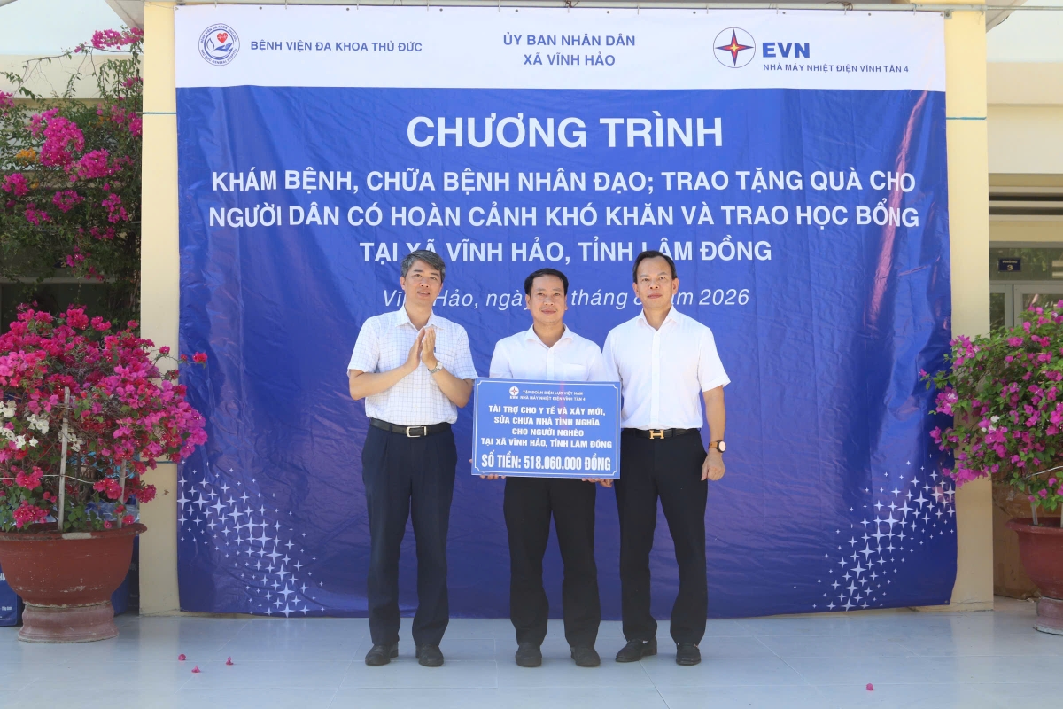 Đại diện Tập đoàn Điện lực Việt Nam (EVN) và Nhà máy Nhiệt điện Vĩnh Tân 4 trao tài trợ cho xã Vĩnh Hảo.