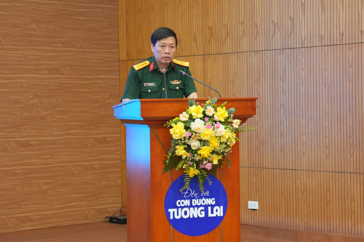 Đại tá, nhà văn Phùng Văn Khai - Tổng biên tập Tạp chí Văn nghệ quân đội thay mặt Hội đồng Ban giám khảo đọc quyết định trao giải thưởng cuộc thi.