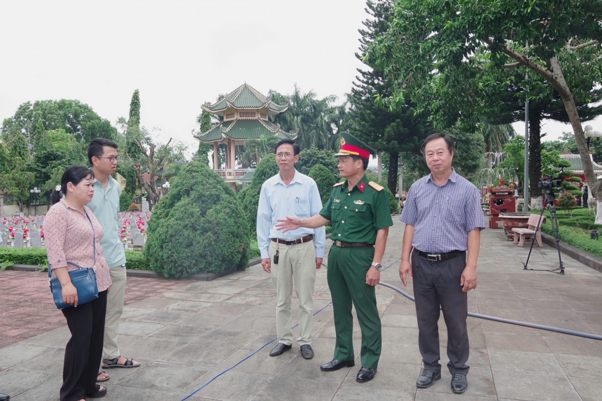 Đại tá Phạm Văn Đạt - Phó Chính ủy Bộ CHQS tỉnh Gia Lai trao đổi phối hợp thực hiện nhiệm vụ với cấp ủy, chính quyền xã Chư Prông. Ảnh: Huy Bắc