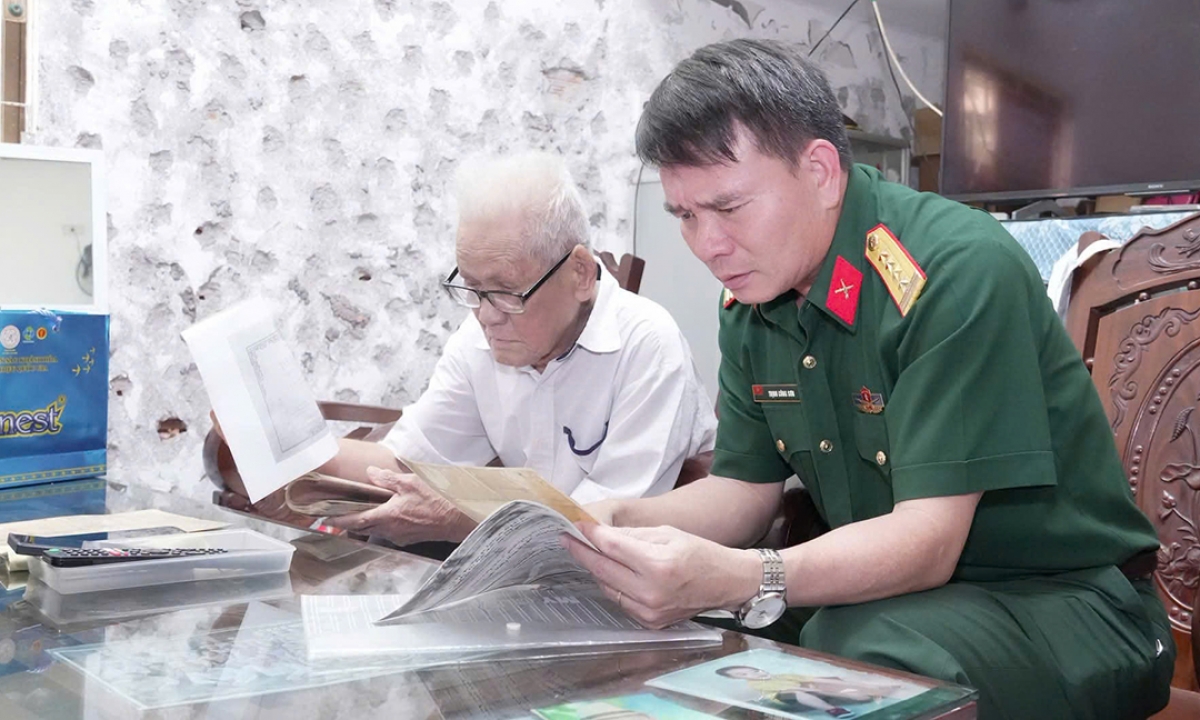 Đại tá Trịnh Công Sơn, Phó Chính ủy Bộ Chỉ huy Quân sự tỉnh Quảng Ngãi đến thăm và tiếp cận thông tin trên cuốn sổ