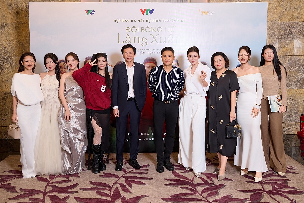 Đạo diễn Trần Trọng Khôi và dàn diễn viên trong phim.