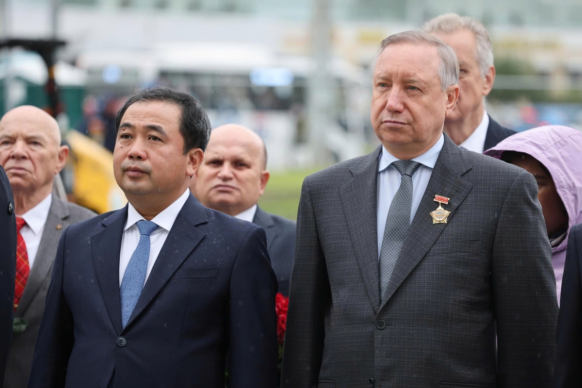 Đc Trần Đức Thắng cùng Thống đốc thành phố St. Petersburg dâng hoa tượng đài Hồ Chí Minh tại quảng trường mang tên Người