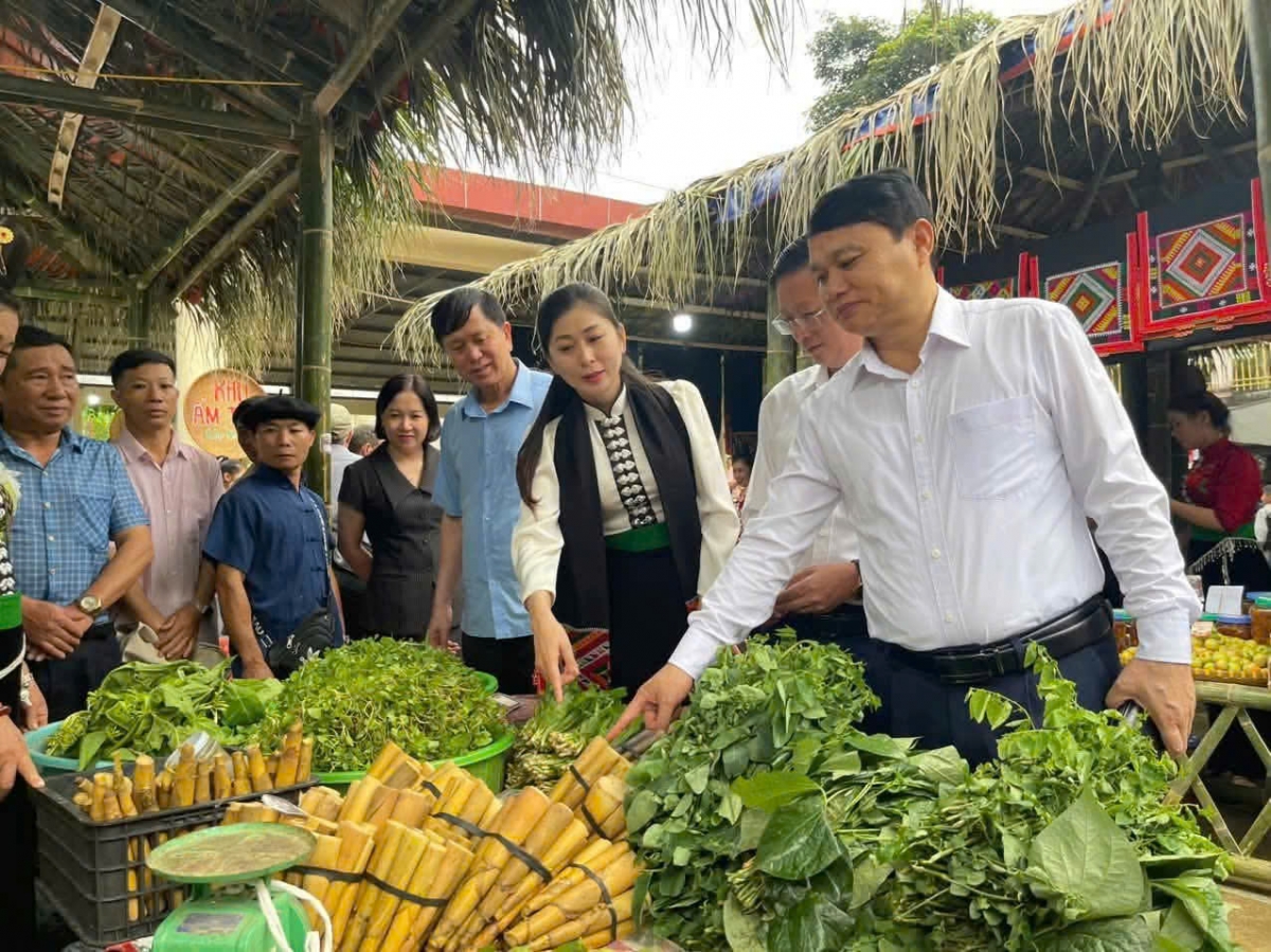 Để những hoạt động này không chỉ sôi động trong hai ngày Tết Độc lập, xã Muổi Nọi đang tính đến việc duy trì một không gian chợ phiên được tổ chức bài bản hơn.