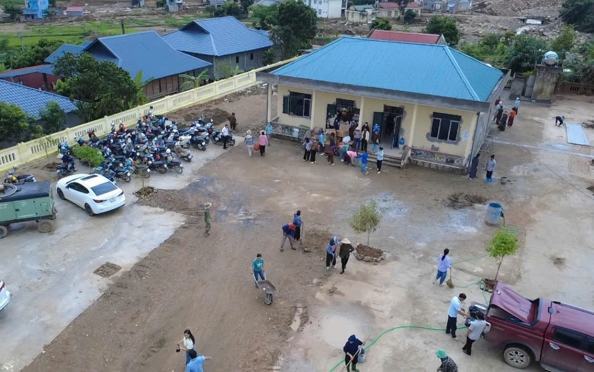 Điểm trường bản Chít, xã Mường Than đang khẩn trương được quét dọn, sẵn sàng cho ngày khai giảng năm học mới.