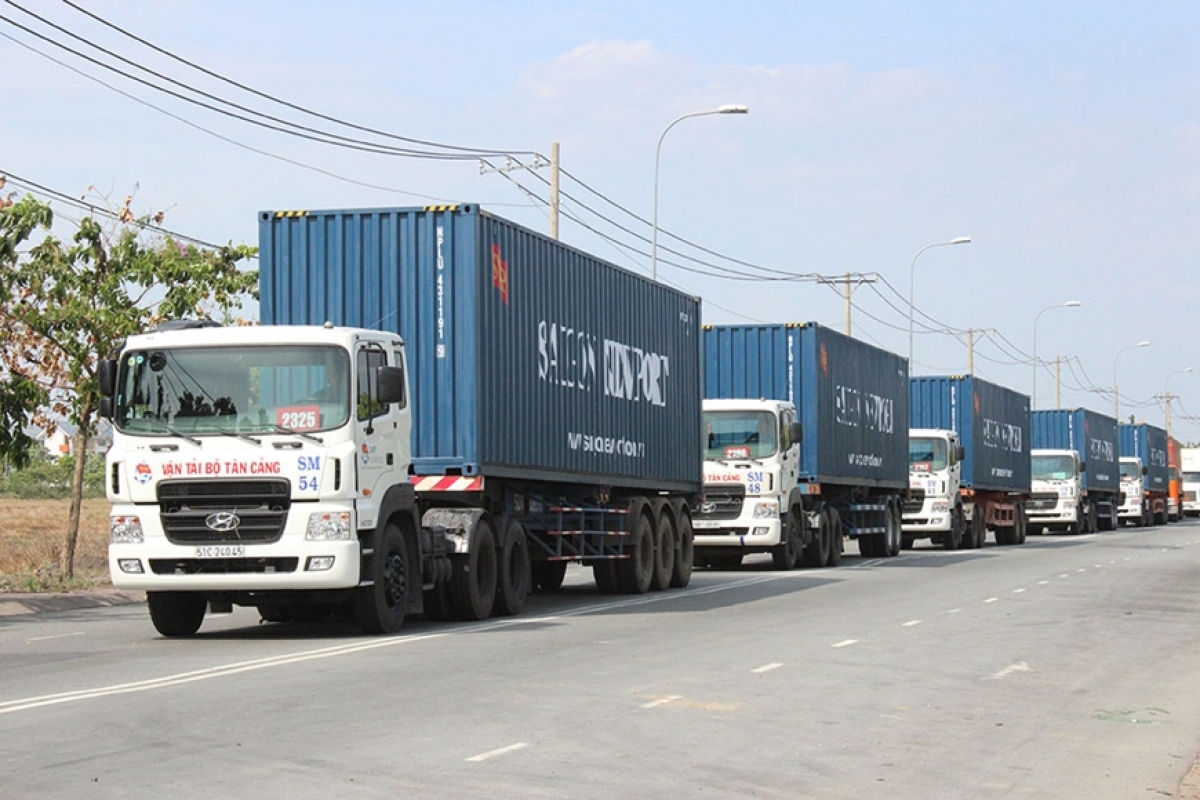 Đoàn xe sẵn sàng vận chuyển hàng hóa đi khắp nơi. Ảnh: Công Hoan
