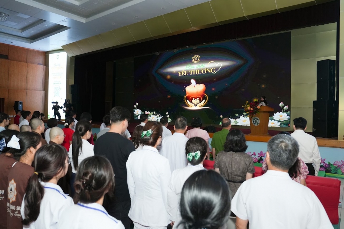 Các đại biểu tri ân người chết não hiến mô tạng- Ảnh Thế Anh