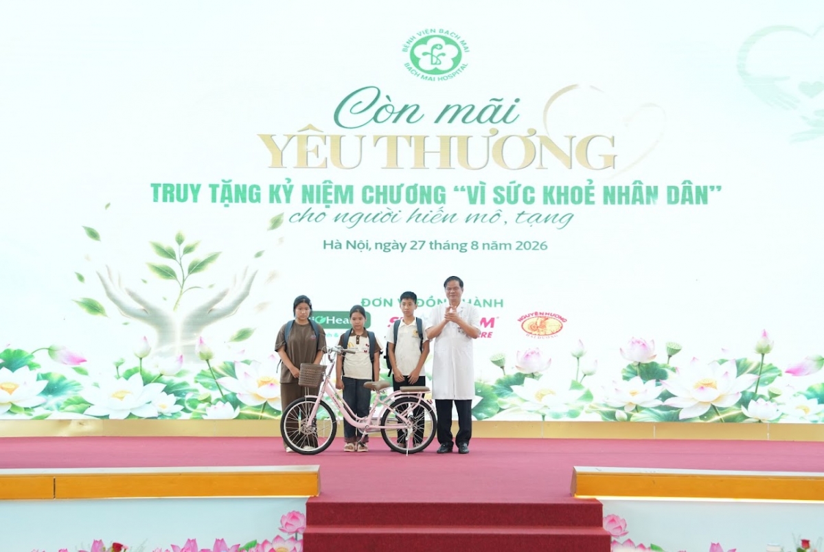 Bệnh viện Bạch Mai tặng xe đạp cho con của người chết não hiến tạng- Ảnh Thế Anh