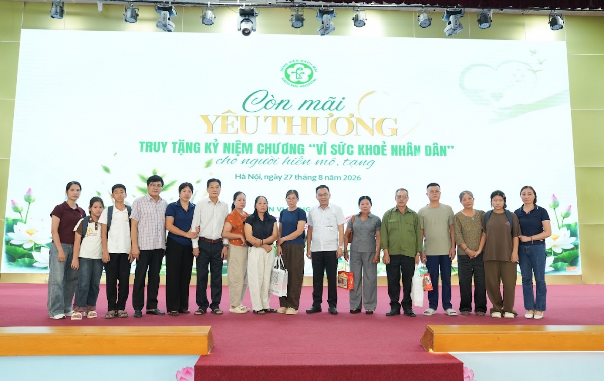 Cán bộ y tế và gia đình người chết não hiến tạng- Ảnh Thế Anh