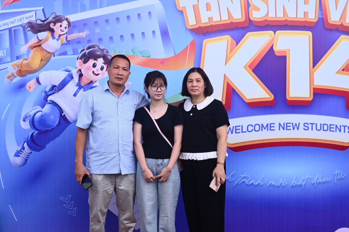 Các phụ huynh đồng hành cùng con trong ngày làm thủ tục nhập học