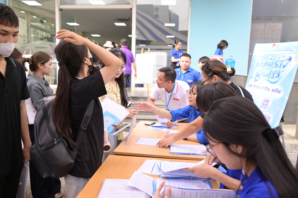 Các đội sinh viên tình nguyện hỗ trợ thí sinh làm thủ tục nhập học