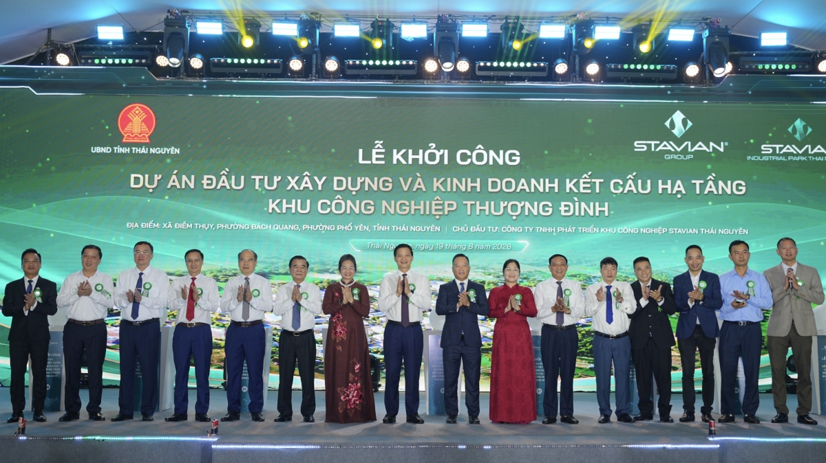 Tỉnh uỷ - HĐND - UBND - UBMTTQVN tỉnh Thái Nguyên tặng hoa chúc mừng tại sự kiện
